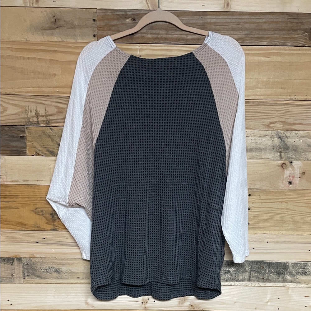 Hailey & Co size Medium Waffle Knit Top with Bat Sleeves in Black, Beige & White